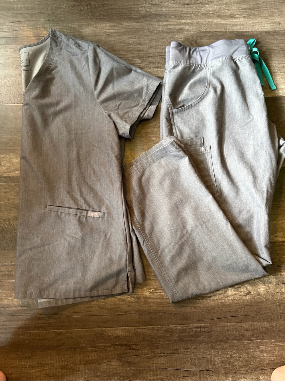 FIGS Technical Collection Scrub Set Heather Grey V-Neck Top & Yola Cargo Pants L